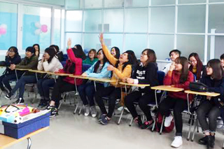 후에 세종학당은 한국문화 교재 (세종한국문화)의 시범 수업 중 ‘한국의 모임 문화’를 주제로 돌잡이 행사를 열었다.