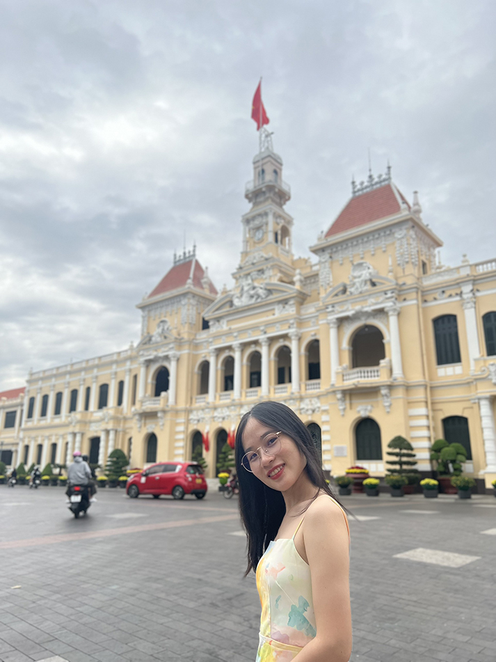베트남의 문화 유적 앞에서 기념 촬영을 하는 록 티 홍 프엉 님
