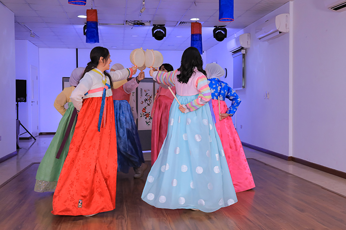 2022년 세종학당재단 문화인턴 어보원 님이 한국 전통무용을 가르치고 있다