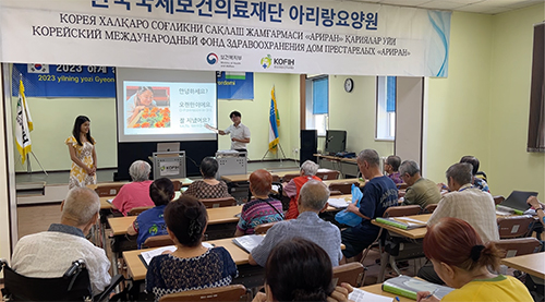 타슈켄트의 아리랑요양원에서 독거노인을 위해 한국어 수업을 진행하는 김연웅 교원