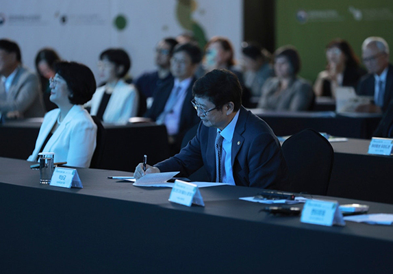 2023  세계한국어교육자대회 개막식에서 열린 세종학당 토크 콘서트에 참여한 몽골 울란바토리1 세종학당의 어츠빌렉