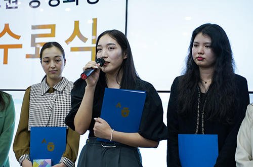 제2회 세종한국어평가에서 상을 받는 비슈케크 세종학당 토로바이 크즈 굴나즈 님