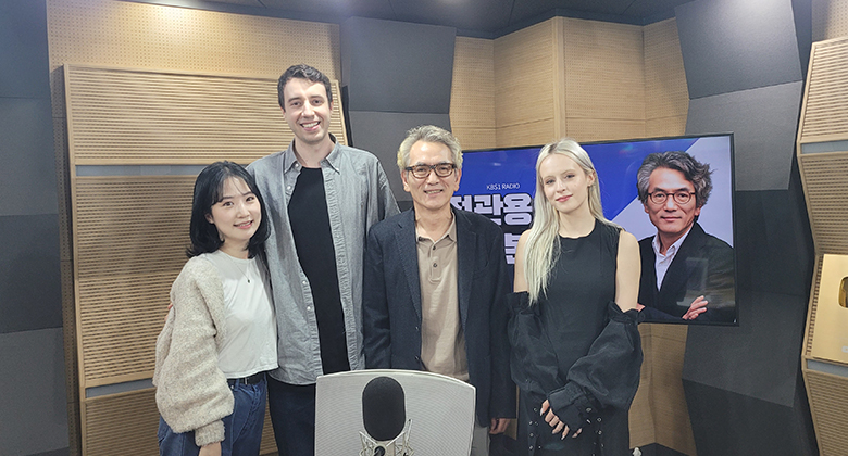 KBS1 라디오 <정관용의 시사 본부>에 출연한 세종학당 학습자들 
