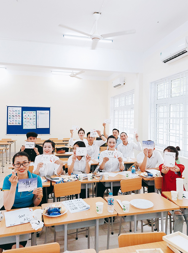 빈 세종학당에서 열린 한글 예쁘게 쓰기 대회 모습 