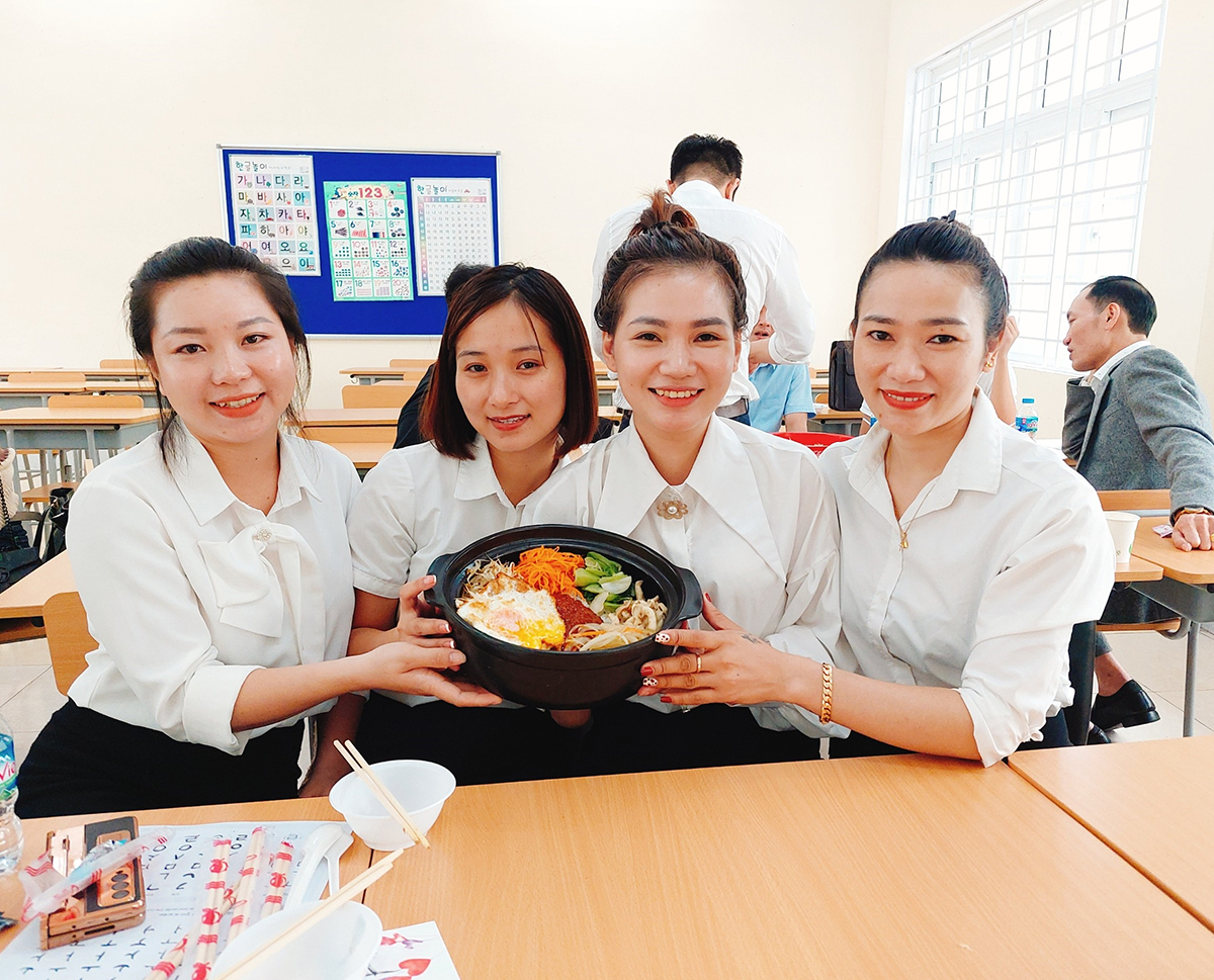 빈 세종학당에서 열린 '한국 음식 체험, 비빔밥 만들기' 행사