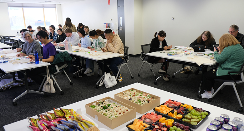 호주 애들레이드 세종학당에서 열린 한글날 기념 친환경 가방 만들기 행사 모습