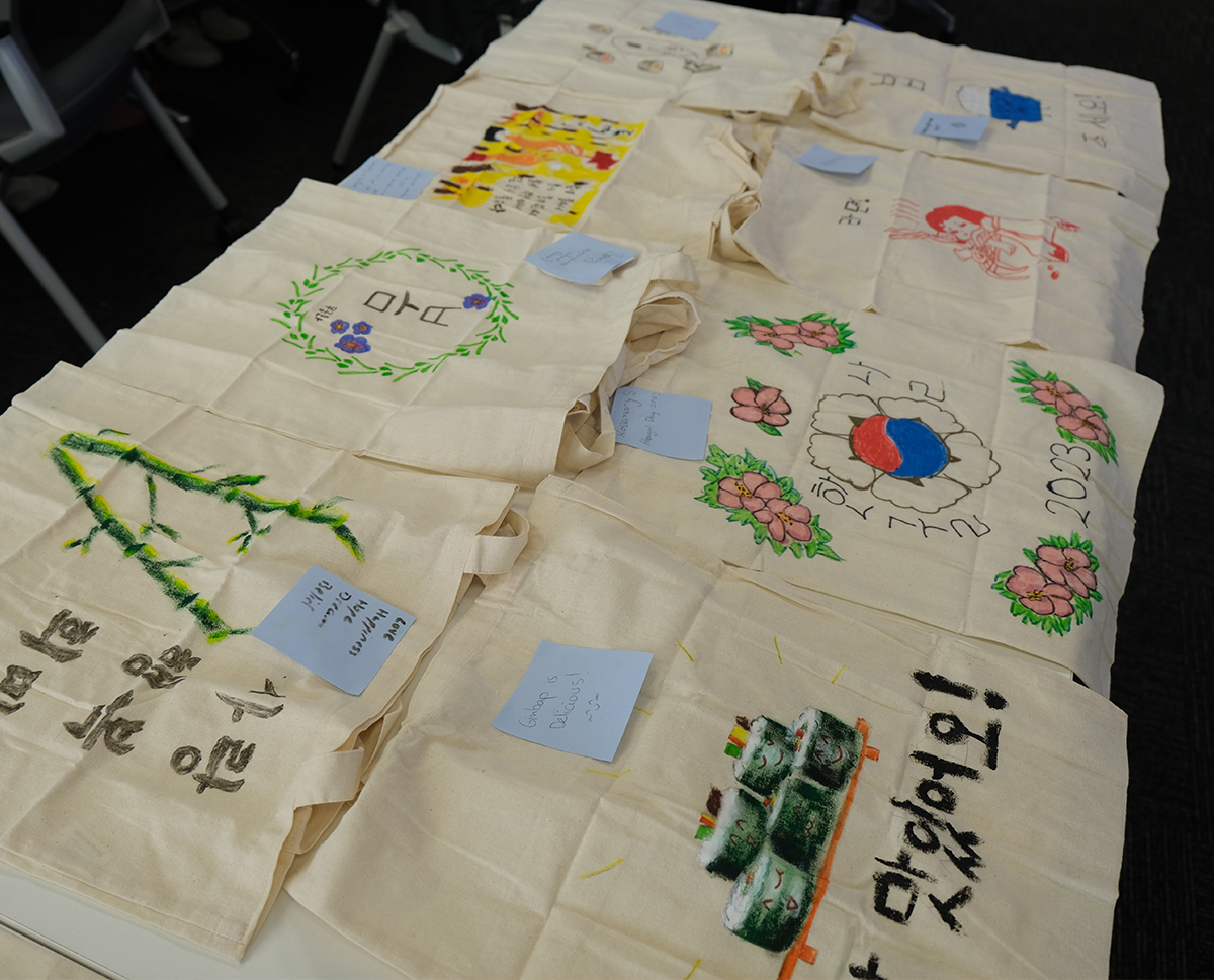 애들레이드 세종학당 학습자들이 만든 친환경 가방들 