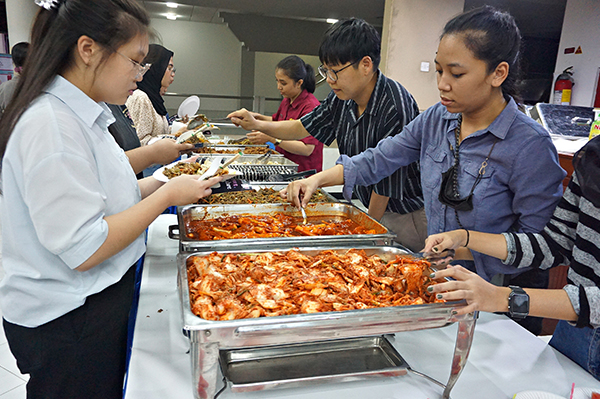 김밥, 떡볶이 등의 한식을 맛보는 수라바야 세종학당 세종문화아카데미 수료식 참가자들