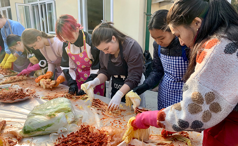 Participants making kimchi at the kimchi festival held by KSI Tashkent 1