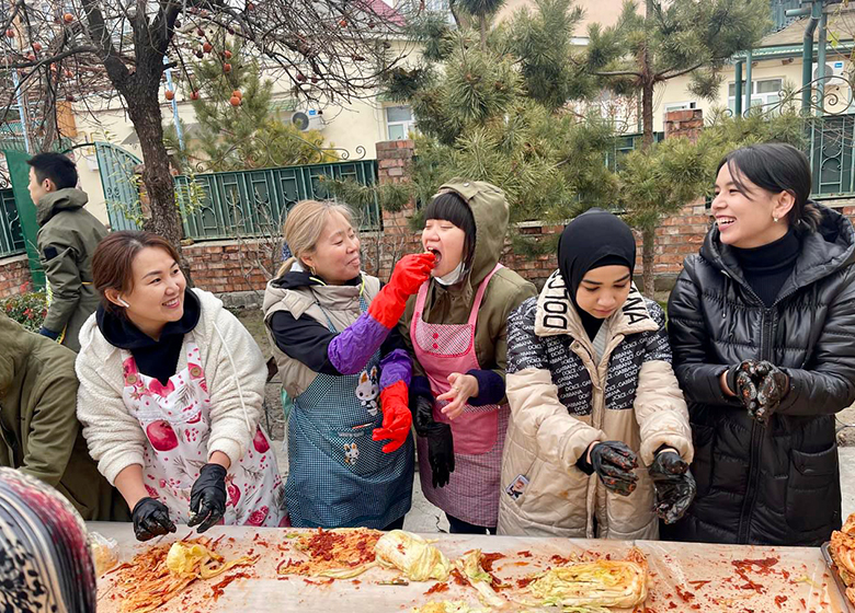 추운 날씨에도 불구하고 150여 명이 참가한 타슈켄트1 세종학당 김치 축제 모습