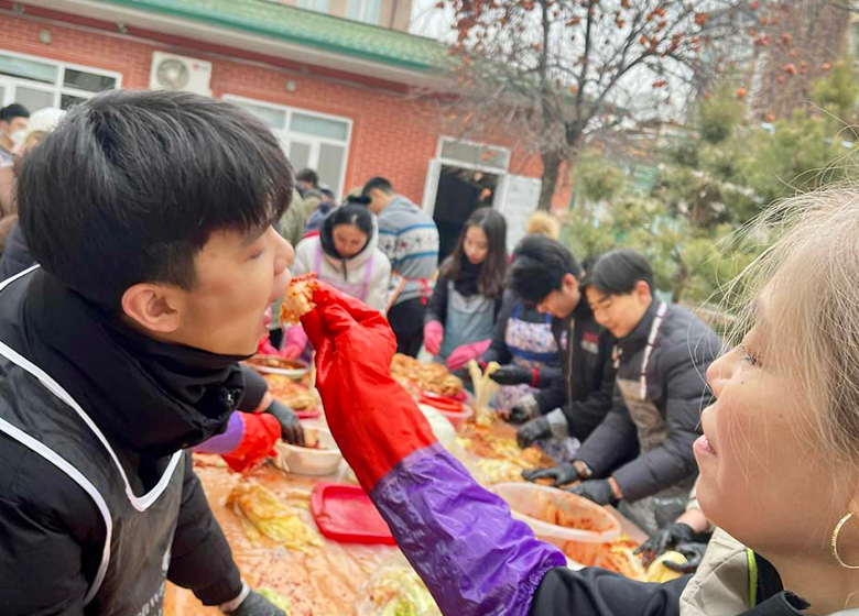 추운 날씨에도 불구하고 150여 명이 참가한 타슈켄트1 세종학당 김치 축제 모습