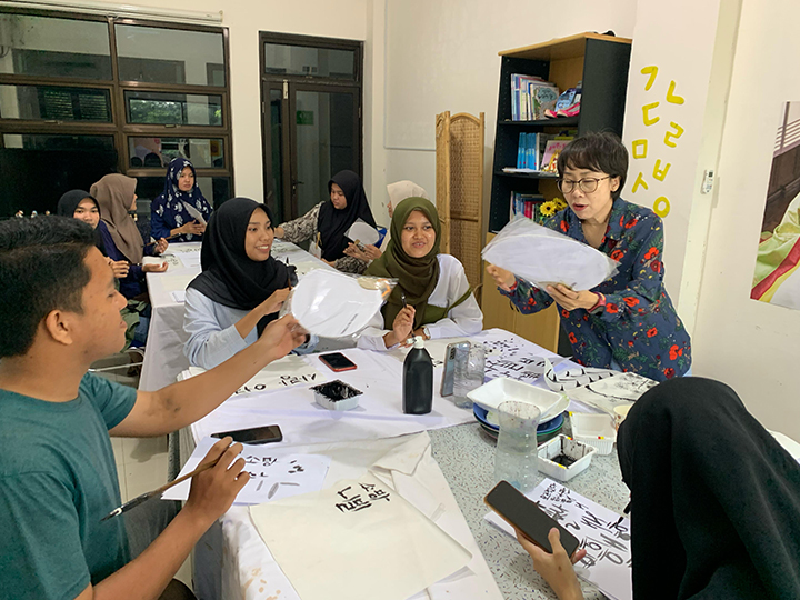 Learners at Korean calligraphy cultural classes at KSI Banda Aceh