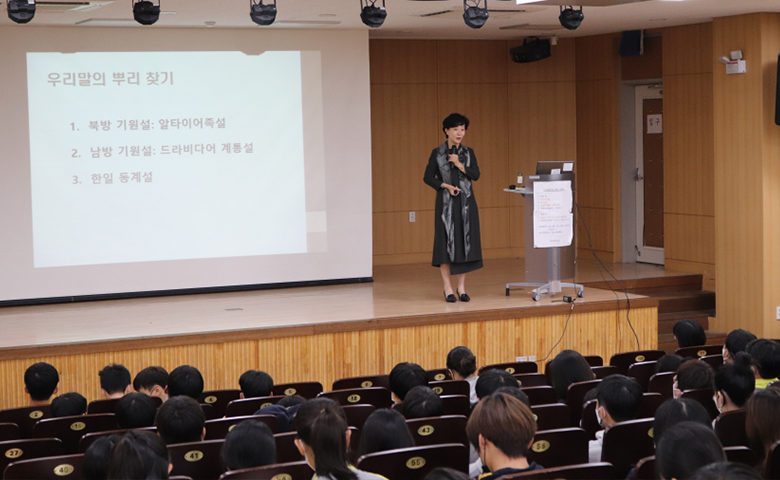 ‘찾아가는 국어문화학교’에서 강의를 하는 장소원 원장