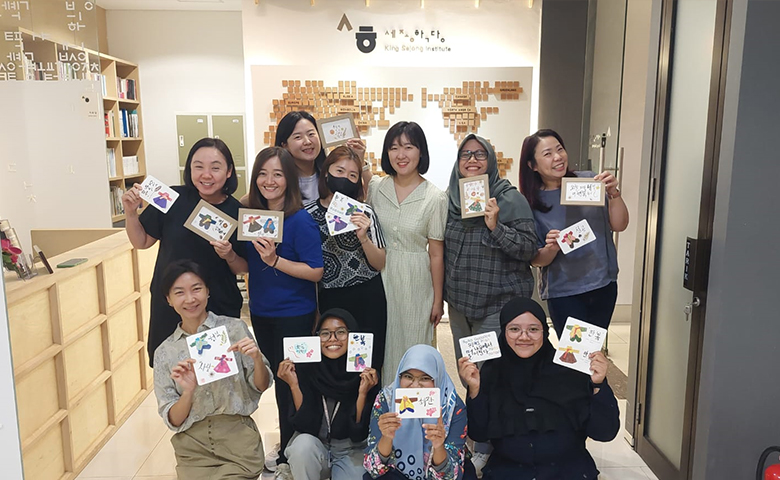 The learners of the Hallyu culture class conducted by Kim Ye-eun also showed great interest in Hangeul calligraphy.