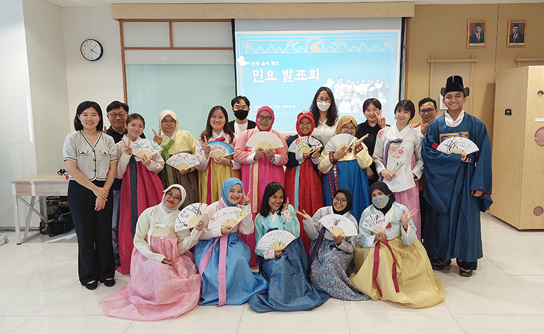 In the Minyo (Korean folk song) recital, the learners wore Hanbok and sang Jindo Arirang. 