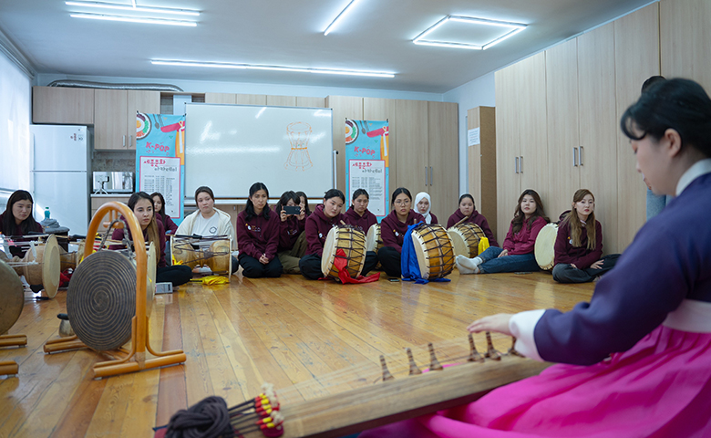 Special lecture on gayageum (Korean harp) given by Park Do-hyeon