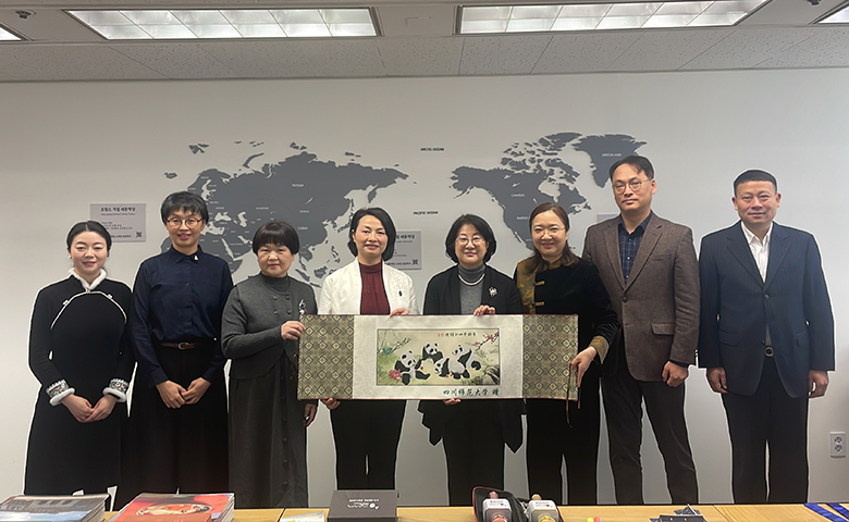 Officials from Sichuan Normal University and President Lee Hai-young of KSIF(Fourth from the right), and Chief Director Park Chung-sik of the King Sejong Institute Business Division at KSIF(Second from the right)