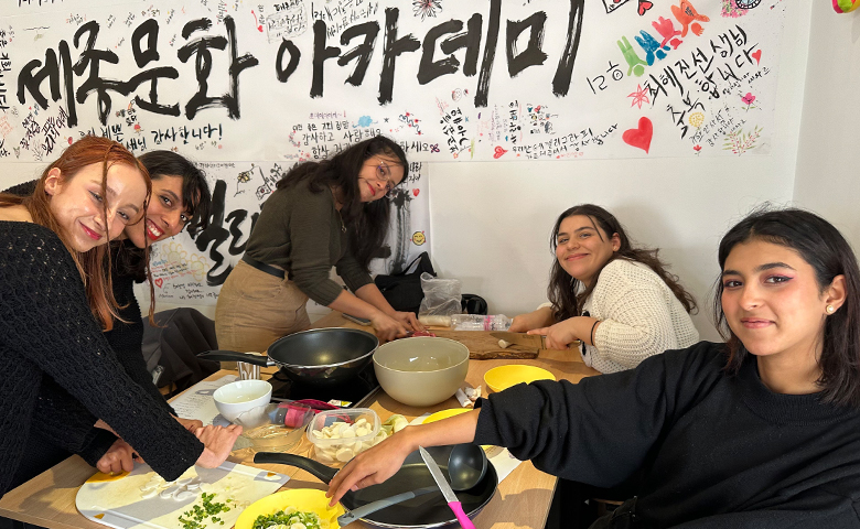 ‘떡국 만들기’ 수업 참여자들은 떡국을 만들어 맛있게 나눠 먹었다