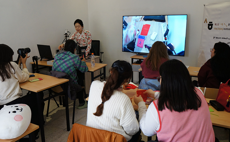 ‘한지 전통 손거울 만들기’ 수업