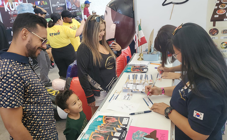Visitors to at KSI Queretaro booth enjoyed events such as writing names in Korean and tasting sessions. 