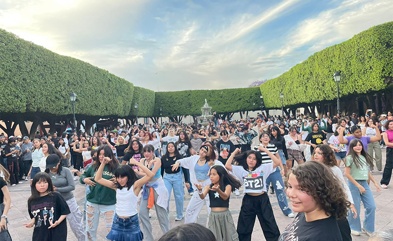 K-팝 랜덤 댄스 행사에 참여한 케레타로 시민들 