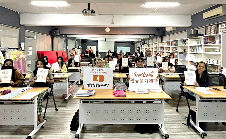 Learners KSI Surabaya take commemorative photos in the improved library sponsored by the Samyang Won-dong Cultural Foundation 