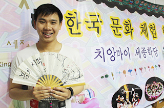 Learners in Chiang Mai joined ‘Korea’s Traditional Fan-Making Event’ to learn about Korean culture. To enjoy the springtime, one of the four seasons of Korea, they made fans with spring flowers such as azalea are drawn.