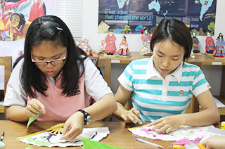 Learners in Chiang Mai joined ‘Korea’s Traditional Fan-Making Event’ to learn about Korean culture. To enjoy the springtime, one of the four seasons of Korea, they made fans with spring flowers such as azalea are drawn.