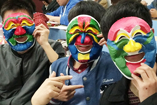 Learners of Wuhan, China took part in ‘Korea’s Traditional Hahoe Mask-Making Class’ by using Hanji, which is traditional Korean paper handmade from mulberry trees. They learned about the history and the types of Korean masks and better understood the culture of Korea.