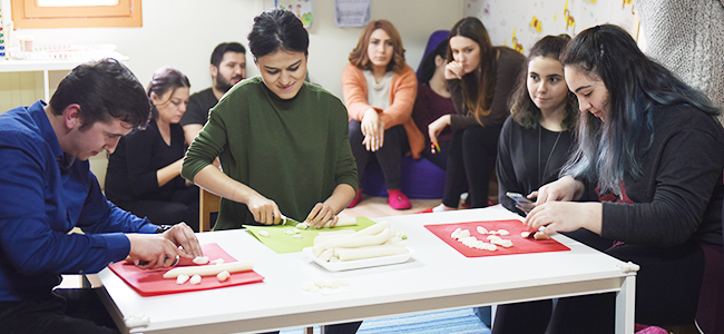 KSI learners of Istanbul, Turkey cut bar rice cakes at a Korean culture event last February. They learned a lot about Korean culture through Korean food making, wearing Hanbok (Korean traditional clothes) and making a Korean lucky bag.