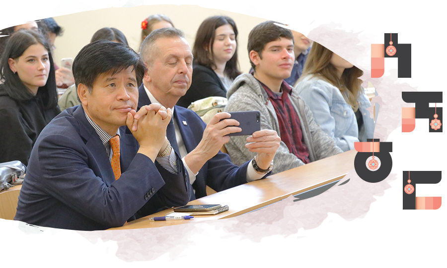 Director and President Oh Choong-suk attending a lecture at Università di Siena