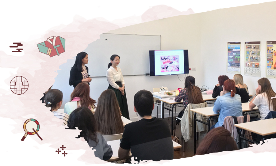 Korean teacher giving a lecture in a classroom in KCC Italy before COVID-19