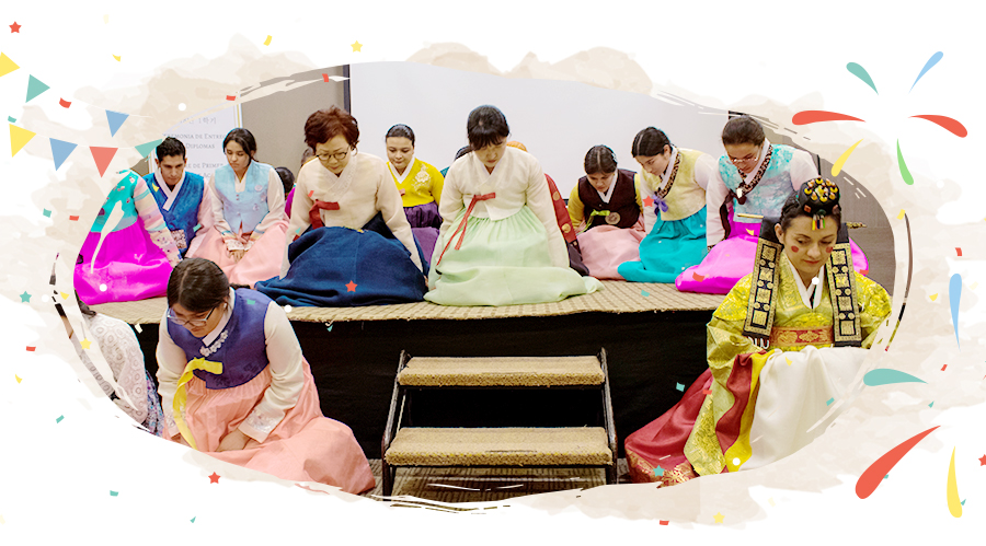 Students KSI Bogota bowing in hanbok at the first half completion ceremony 