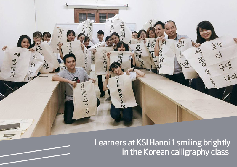 Learners at KSI Hanoi 1 smiling brightly in the Korean calligraphy class