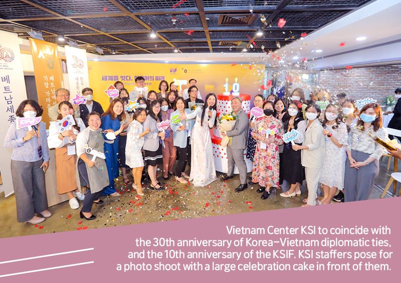 On March 29, the 2022 KSI Vietnam Workshop was held at Vietnam Center KSI in Ho Chi Minh City, Vietnam, to coincide with the 30th anniversary of Korea-Vietnam diplomatic ties, and the 10th anniversary of the KSIF. KSI staffers pose for a photo shoot with a large celebration cake in front of them. 