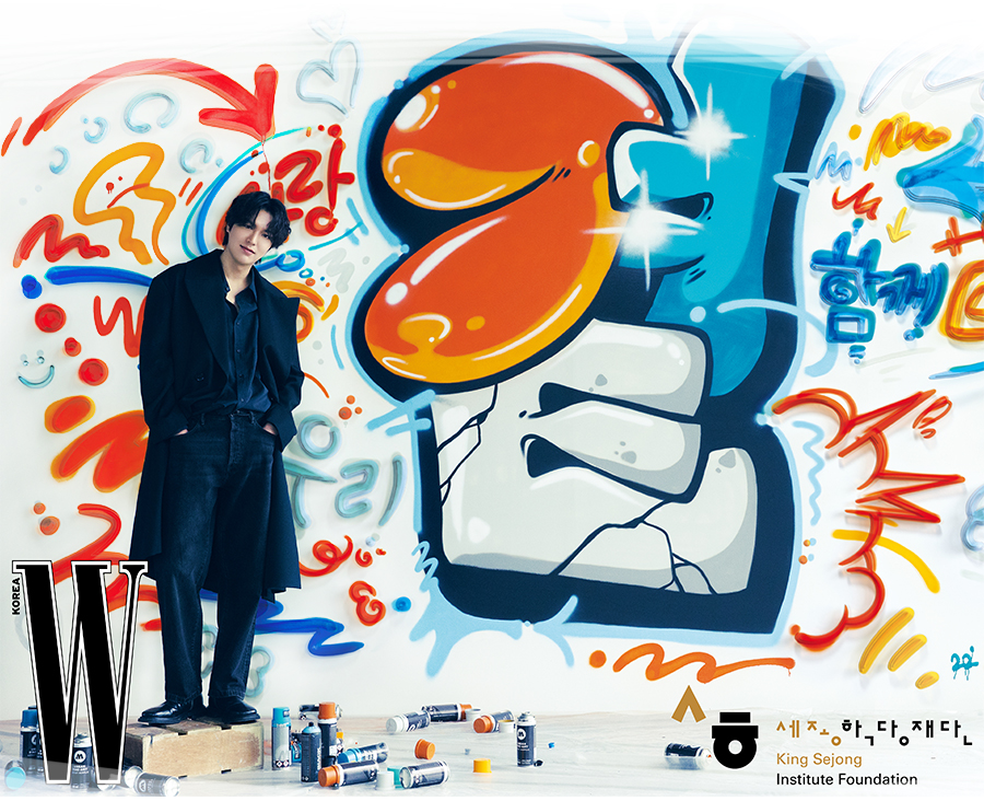 Actor LEE Min-Ho in front of the beautifully depicted Korean word ‘Gyeot,’ the theme of the photo shoot.
